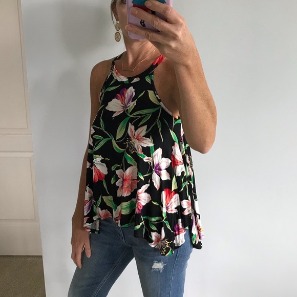 ☀️1 SM, 1 MED☀️🌺HP🌺Black Floral Tank - Picture 2 of 6